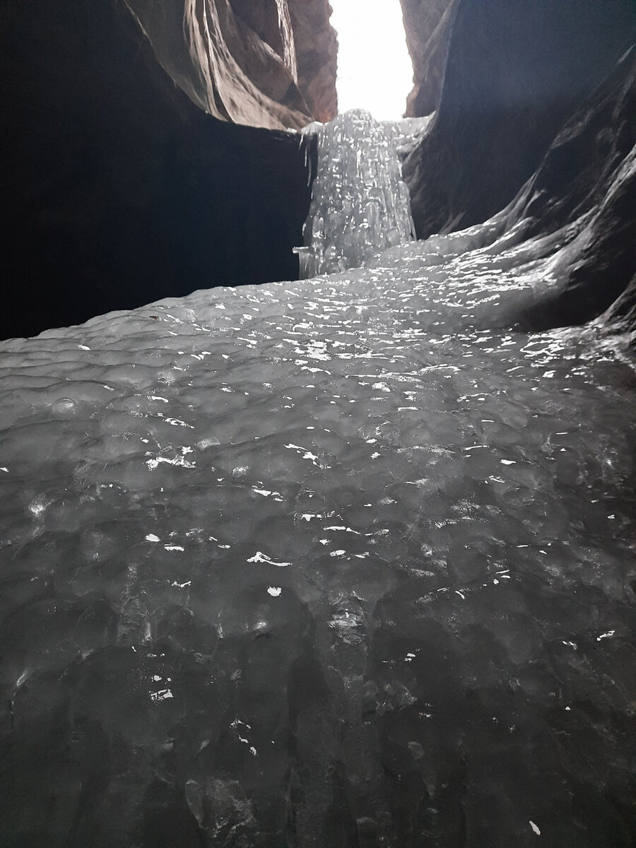 Откуда-то сверху поток воды низвергается в подземелье.