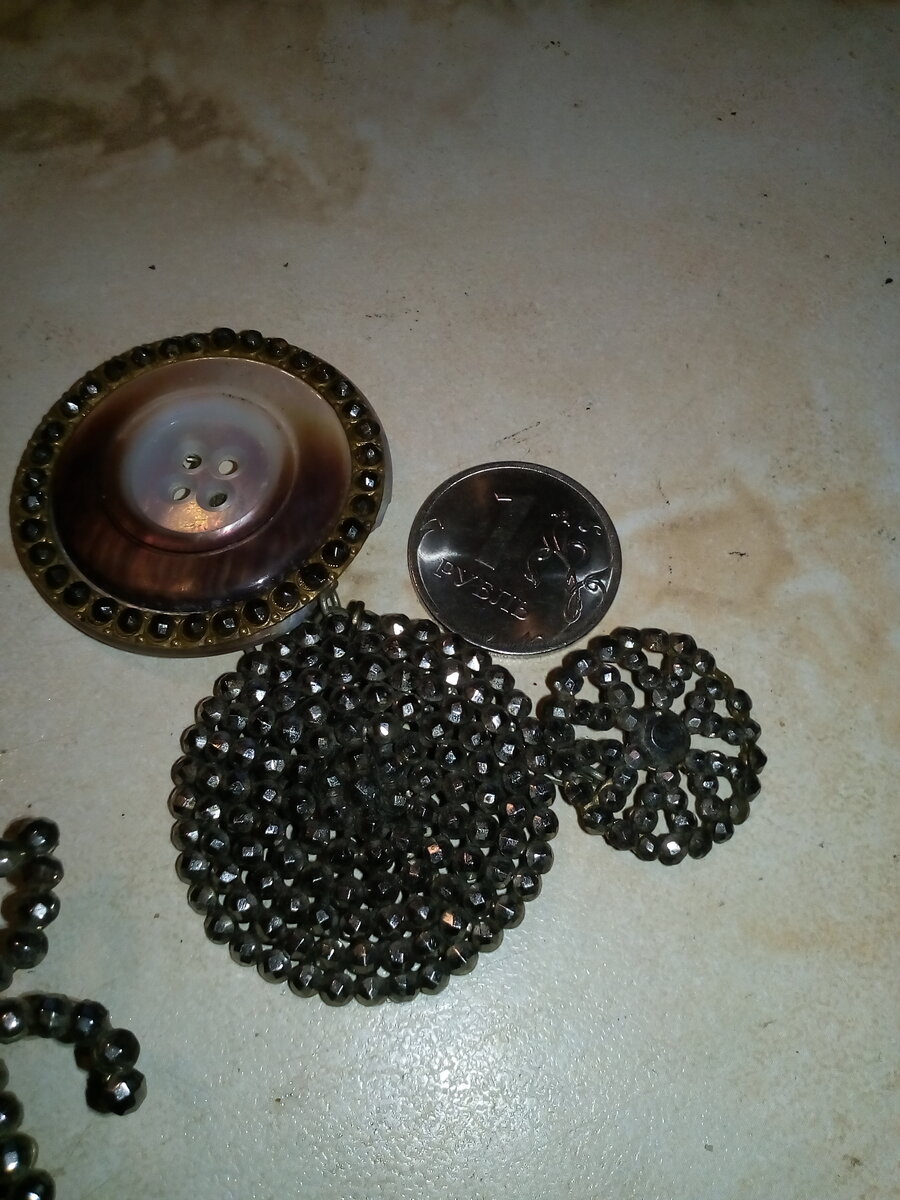 Три пуговицы. Одна - перламутровая, украшенная колечком со стальными алмазами