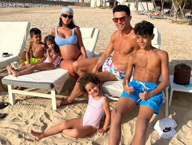 Криштиану Роналду и Джорджина Родригес с детьми / Фото: соц. сети