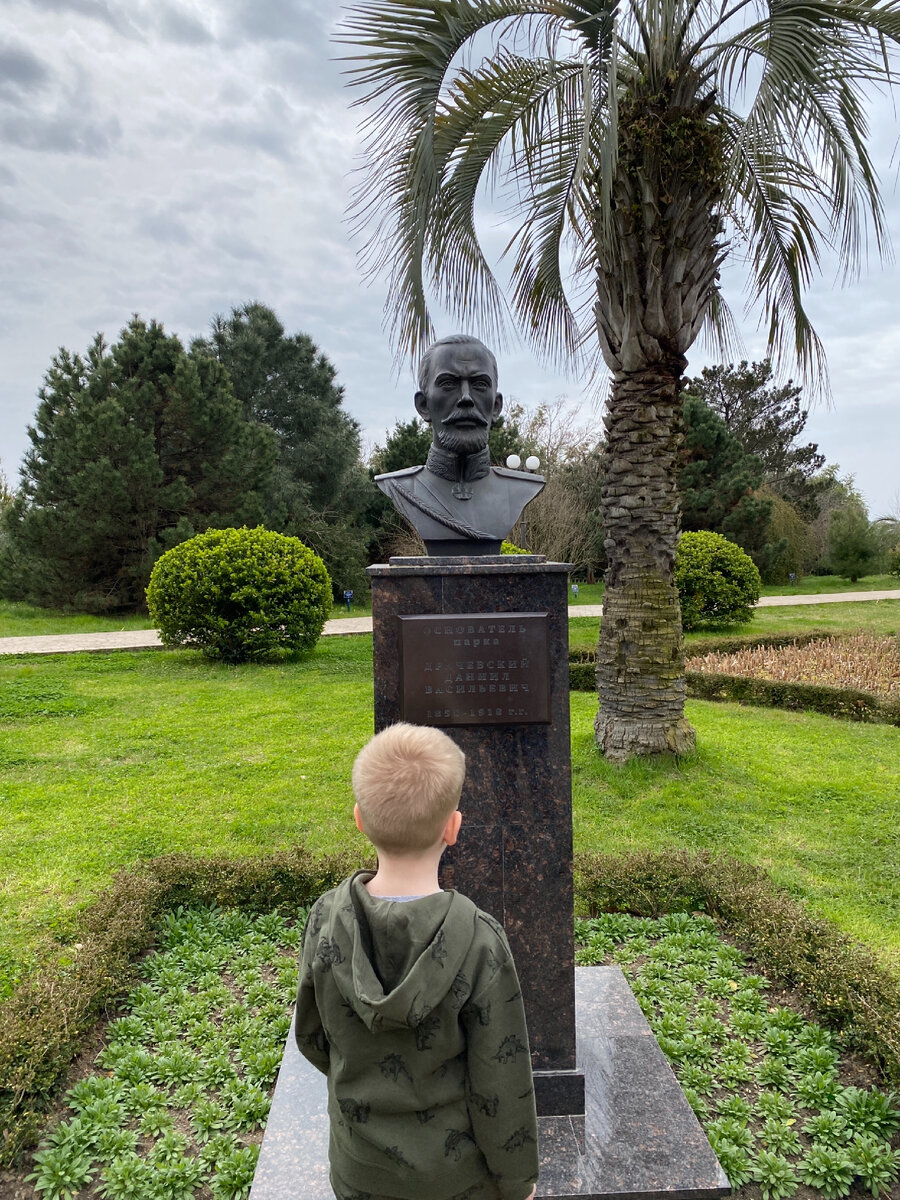 Фото автора. Петя всегда изучает информацию об основателях 