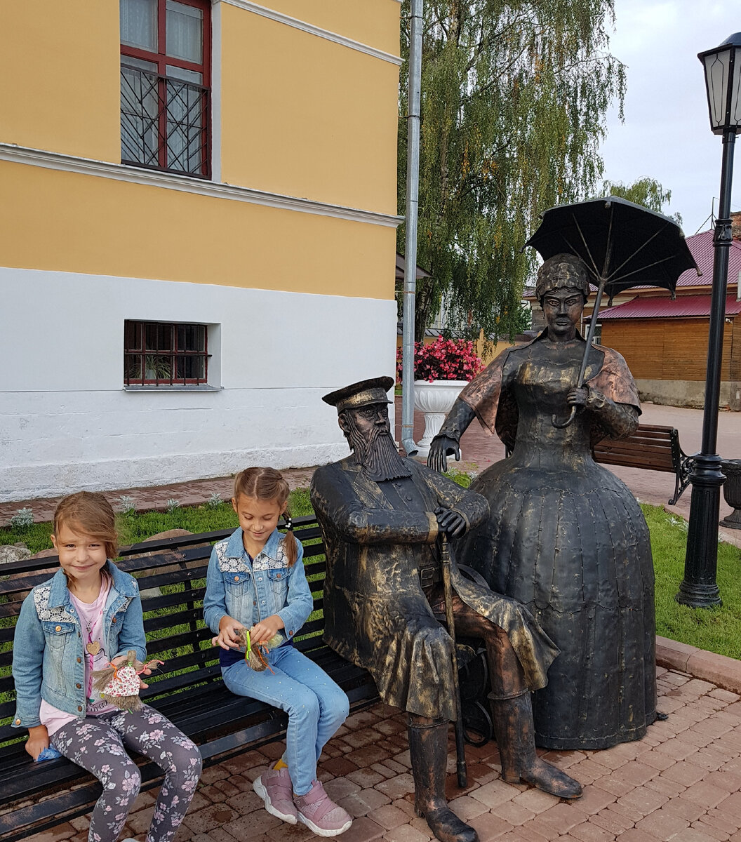 Фото автора Анастасии Грузковой. Аня и Алина в сквере около музея льна со своими результатами мастер-класса :)