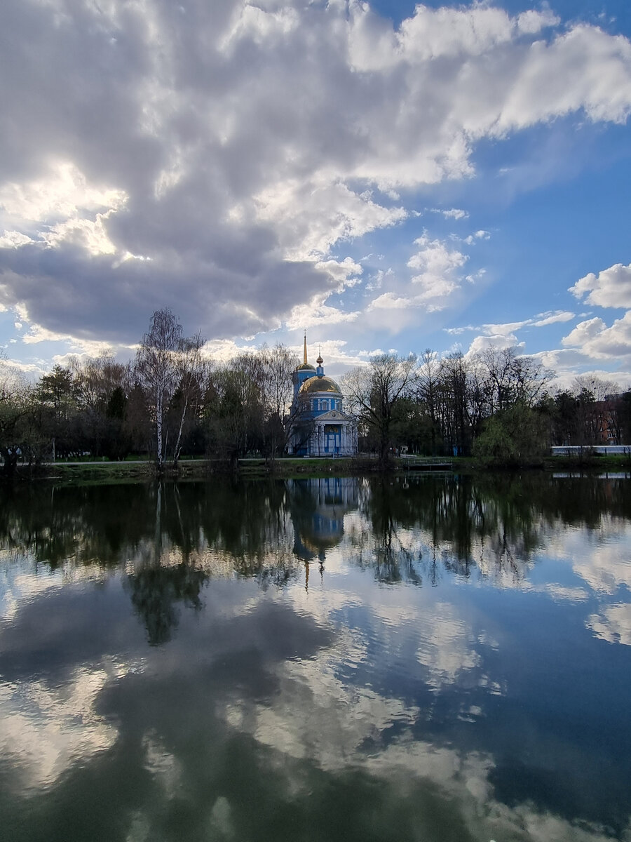 Впечатляющий вид на храм с берега озера.
