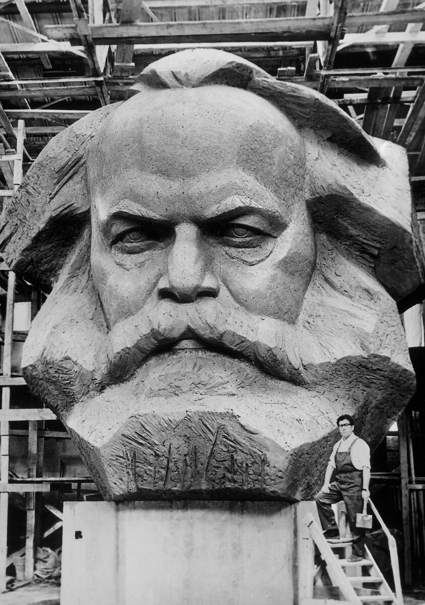 Скульптор Лев Кербель и его знаменитейшая скульптура "Карл Маркс" (1970)