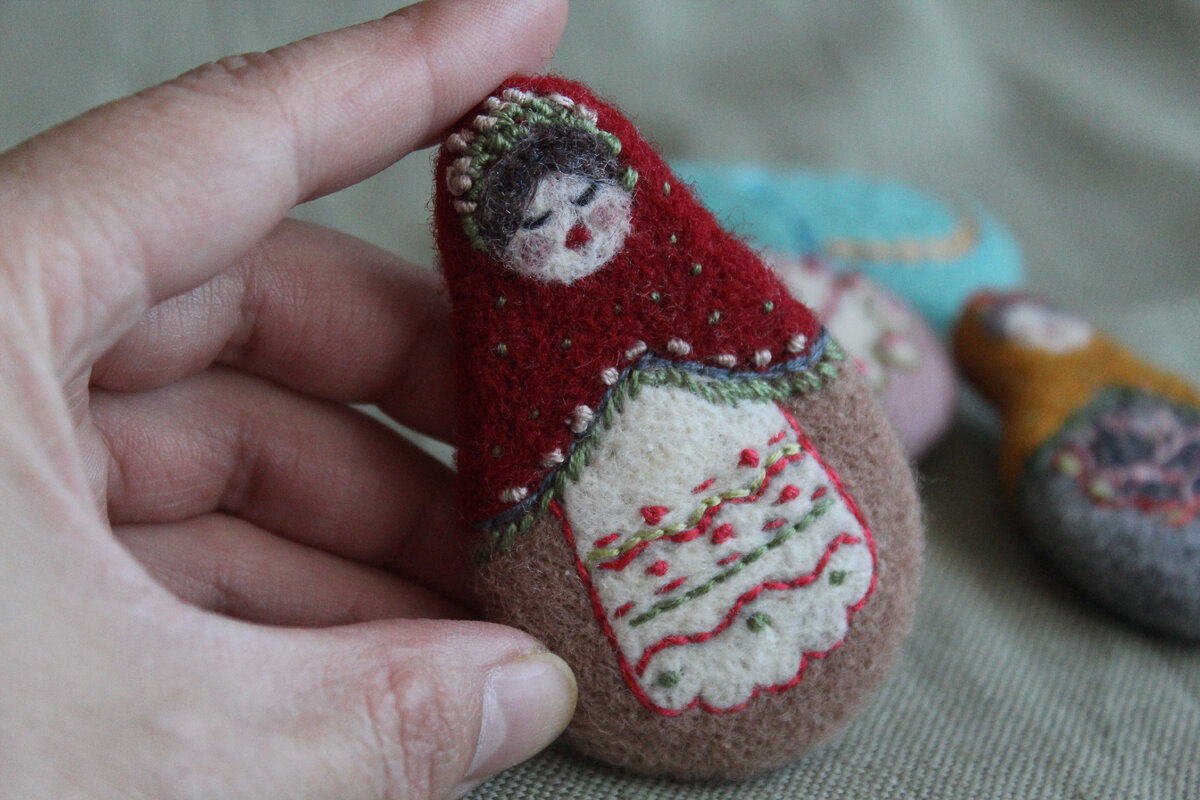 Броши из шерсти, какие они?🤔Они очень лёгкие почти невесомые, в тоже время очень плотные и даже твёрдые, не деформируются. Хорошо сваляный войлок прослужит вам вечно 👌😊, а какие они милые и уютные 😀.