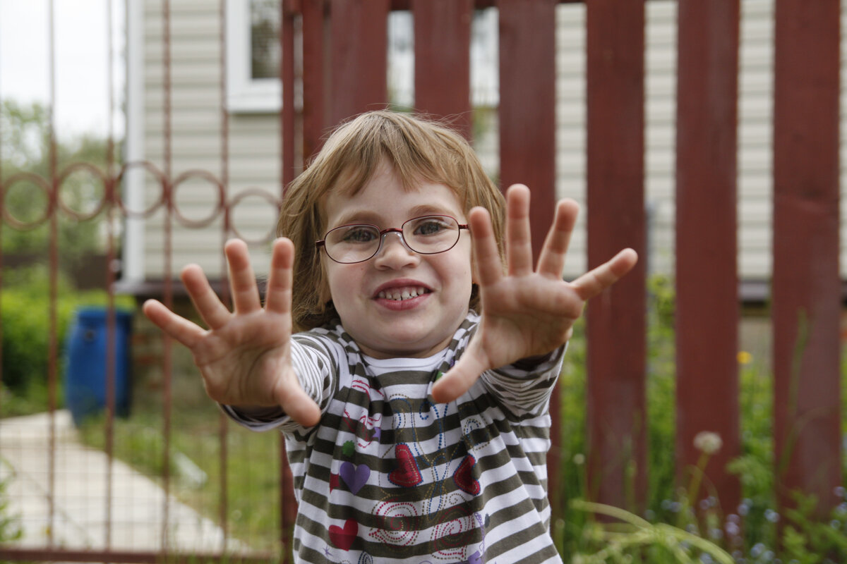 Варенька. Сзади справа те самые железные прутья, в которых Варя застряла. Фото автора