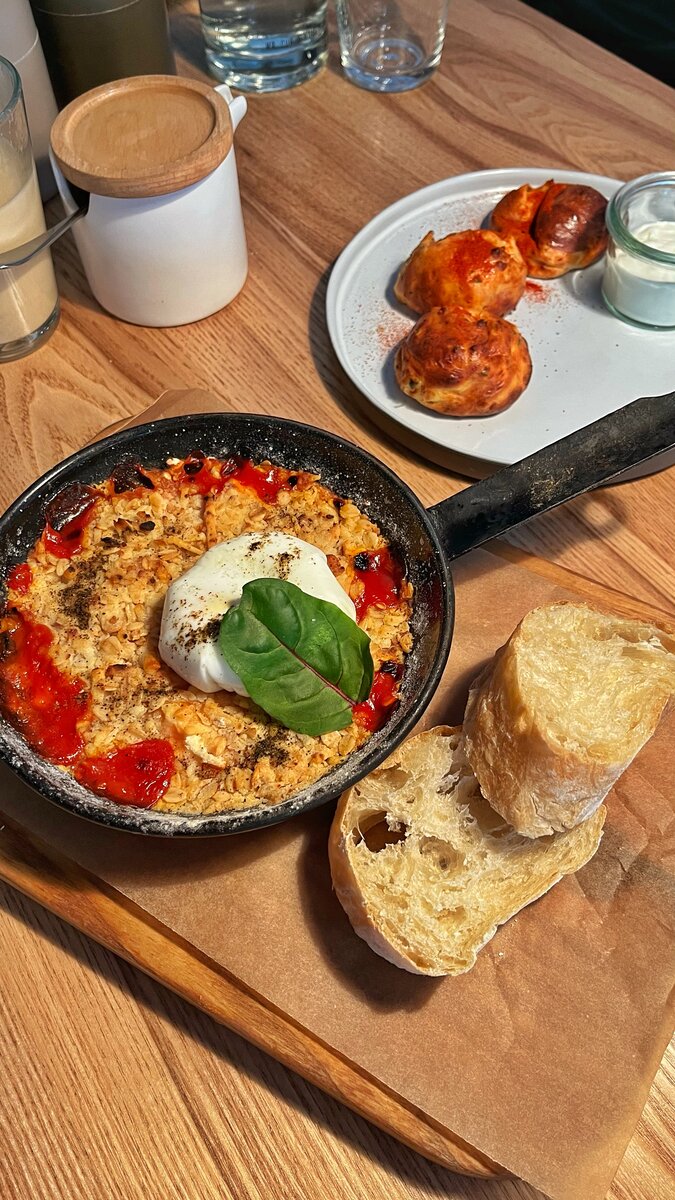 Сырник с моцареллой и базиликом; Томатный крамбл