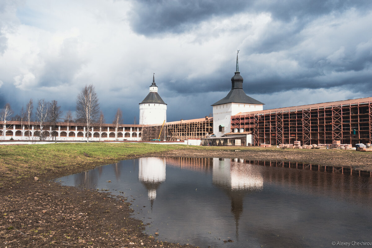 Постоянно ведутся реставрационные работы: обновляют кровлю, приводят в порядок облицовку стен, ремонтируют различные постройки

