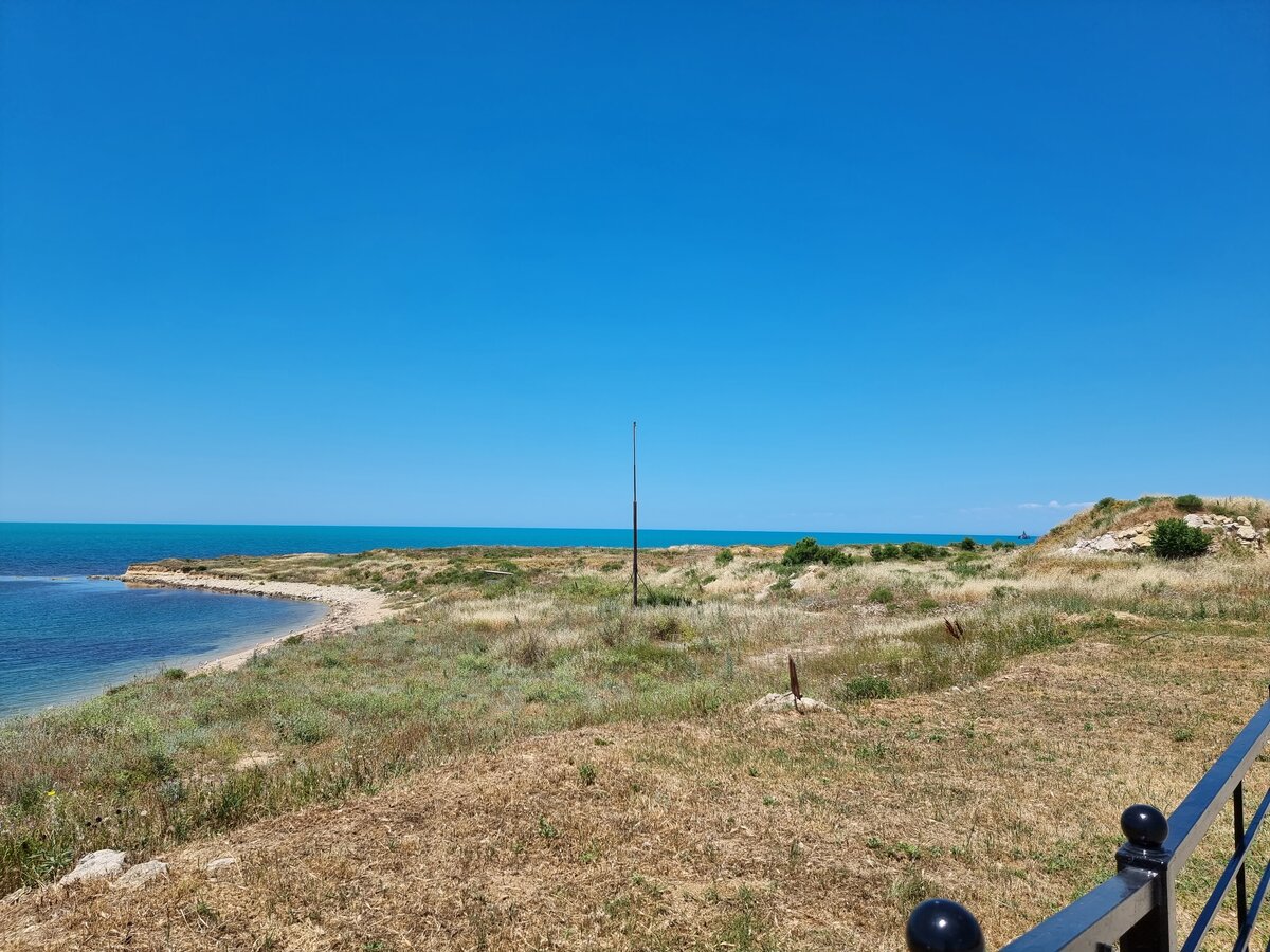 Слева от дорожки военная часть, фотографировать можно только в сторону моря