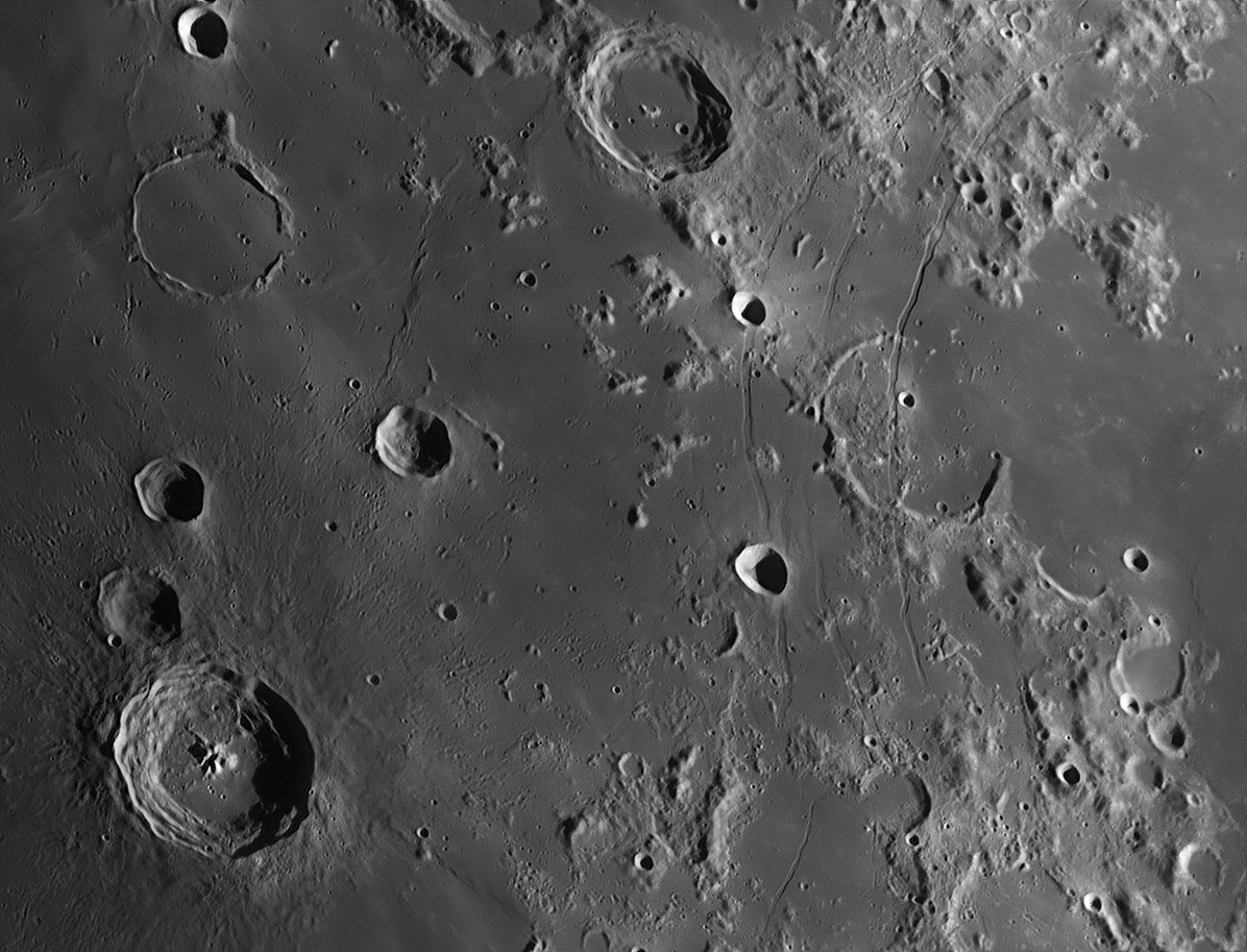 Какой рельеф луны. Луна Спутник. Фактура Луны поверхность. Марс Луна фото поверхности.