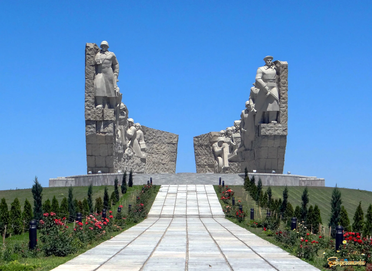 supersnimki.ru Народный военно-исторический музейный комплекс Великой Отечественной войны «Самбекские высоты» создан по инициативе ветеранских и общественных организаций при поддержке губернатора Ростовской области Василия Юрьевича Голубева. Территория комплекса занимает почти 14 гектаров.