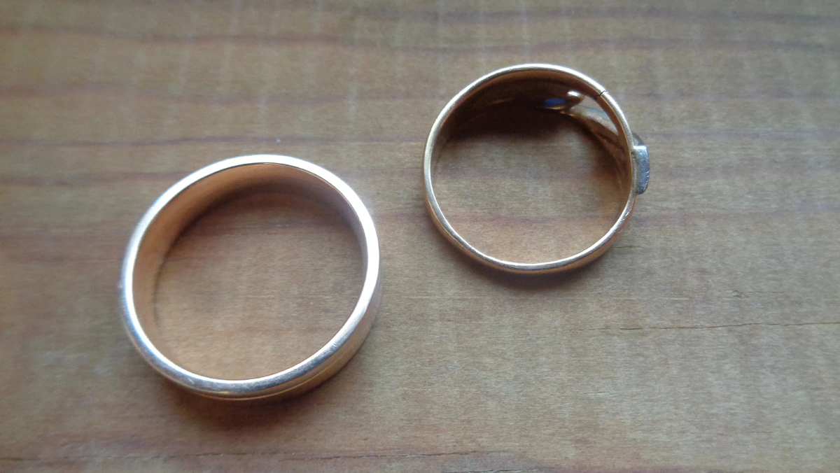 Слева - обручальное кольцо, справа - кольцо, которое впору мне сейчас. Разница в размерах очевидна.