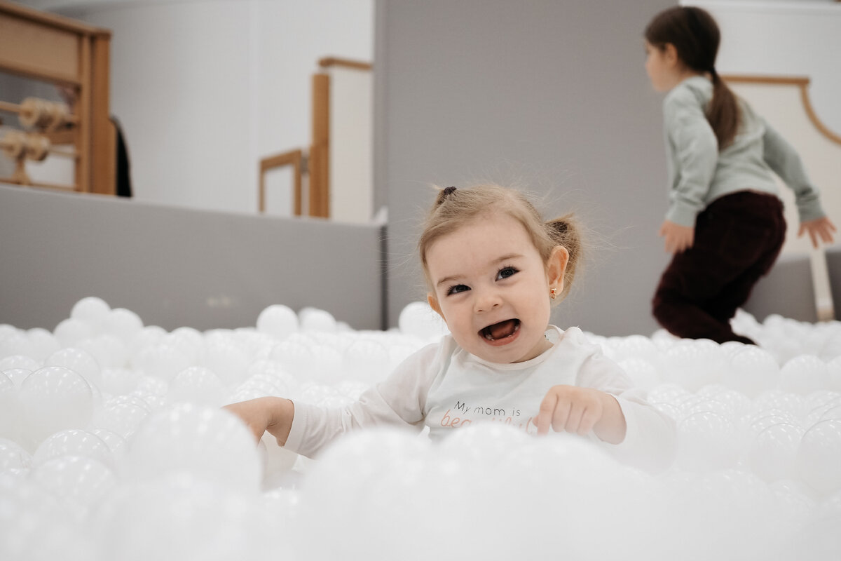 Дети бегают. Дети набегу. Дети бегают. Веселые дети. Мальчик бегает.