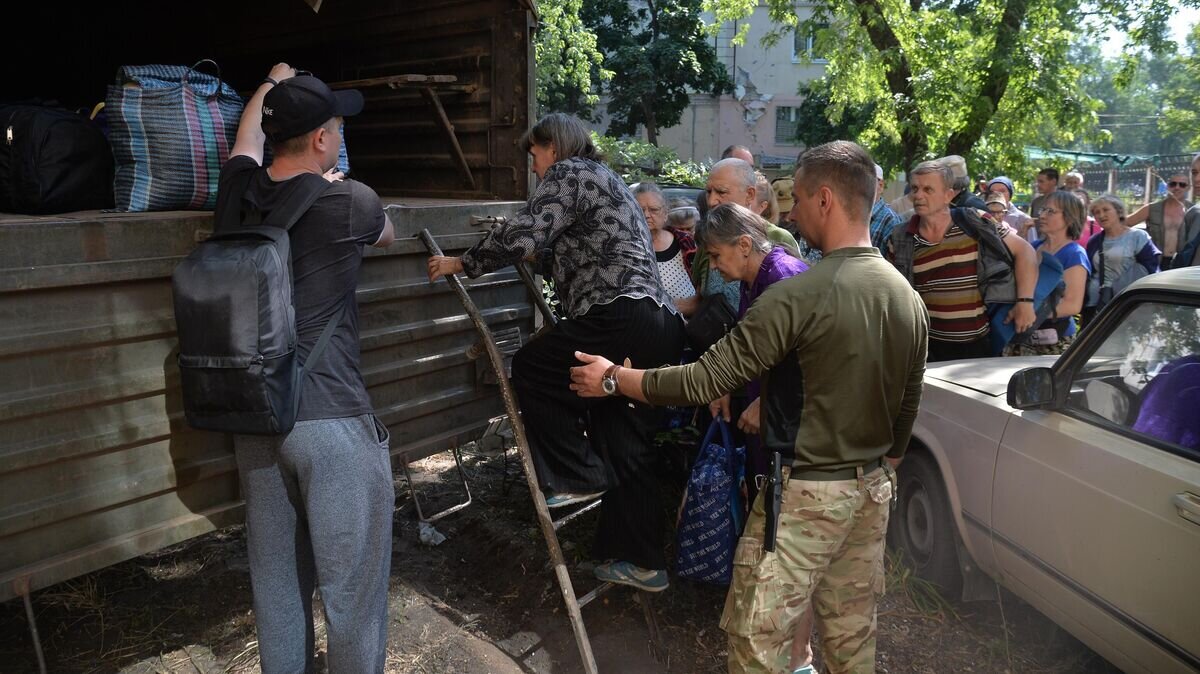    Мирные жители во время эвакуации, организованной бойцами военной комендатуры Северодонецка совместно с военными ЛНР© РИА Новости / Виктор Антонюк