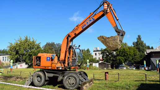 Экскаватор ТВЭКС ЕК-12 и КамАЗ-55111. Виртуозная работа. / Excavator TVEKS EK-12 and KamAZ-55111.