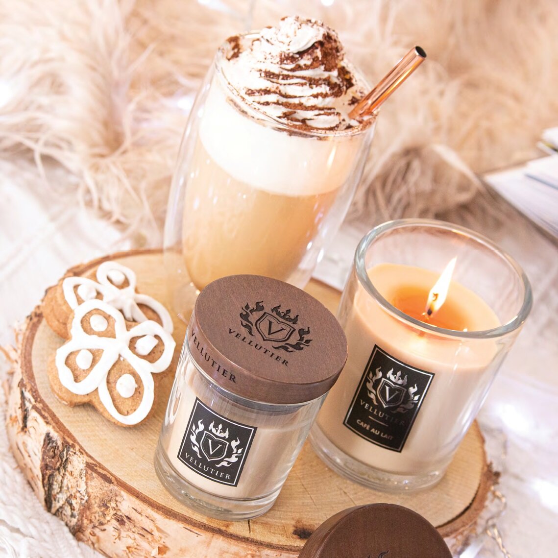 Кофе со сливками / Café Au Laitt Vellutier
Ничто так не пробуждает чувства по утрам, как ароматный кофе. Встречайте свой день по-французски благодаря богатому аромату свежемолотых зерен арабики, слегка вспененного теплого молока с оттенком сладости, скрытой в тончайшей ванили.