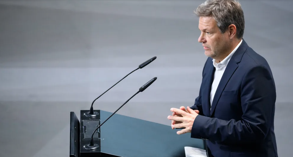 Вице-канцлер, министр экономики и один из лидеров партии "Зелёных" Роберт Хабек выступает перед депутатами Бундестага © Bernd von Jutrczenka/dpa