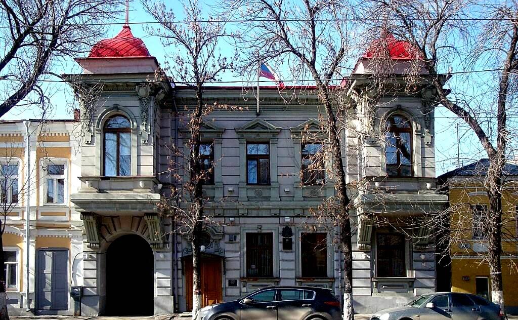  В декоре вполне гармонично соединились элементы ренессанса, барокко и классицизма. Фото А. Макарова