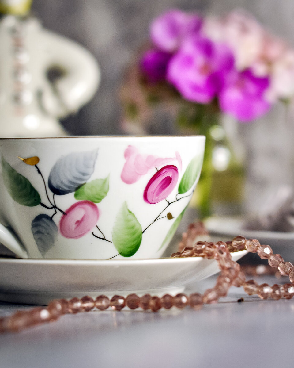 Чашка «Слива», ЛФЗ, 1960-е. Автор формы «Утро» В.Л. Семёнов, автор росписи Л.И. Григорьева