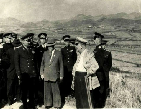 В Порт-Артуре с военными. Справа Г.К. Жуков, слева Р. Я. Малиновский. 1954 г.