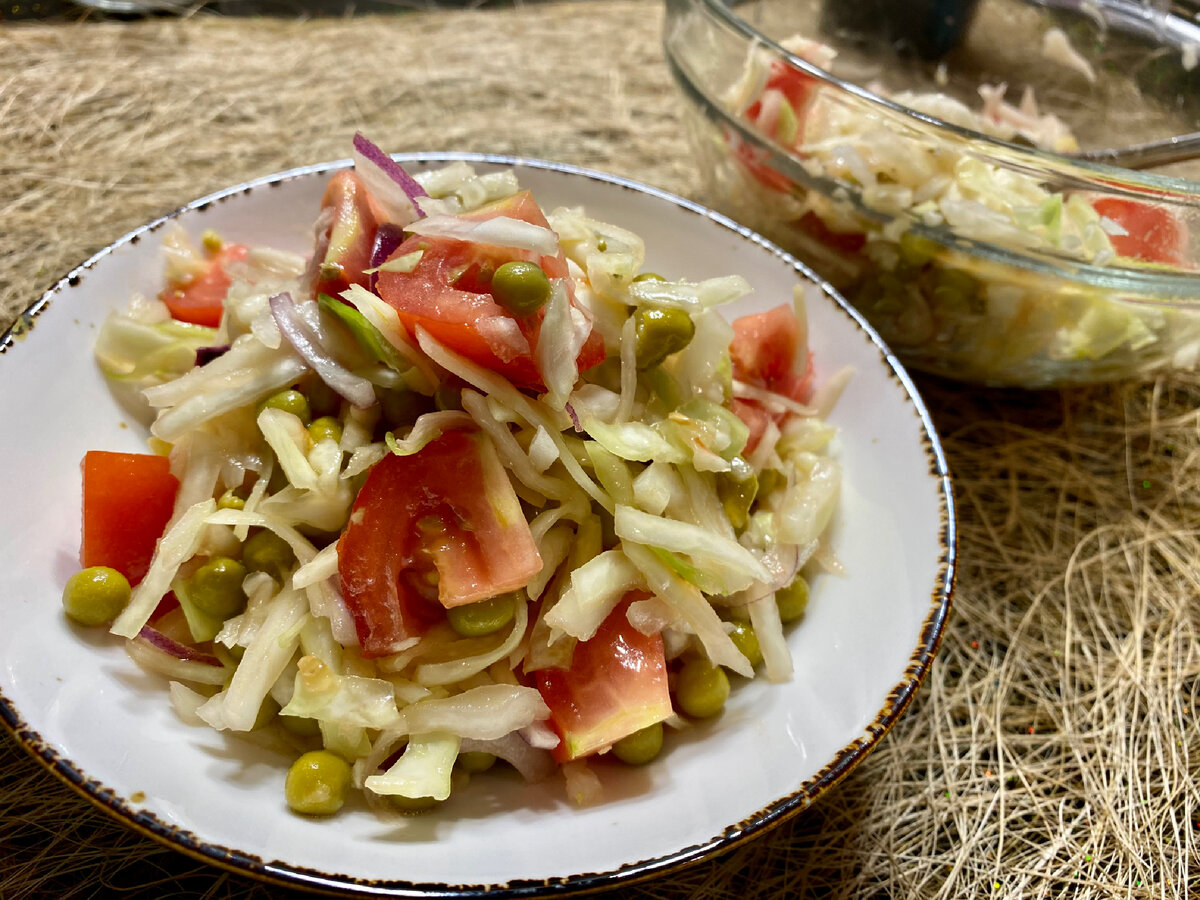 Капустный салат с зеленым горошком