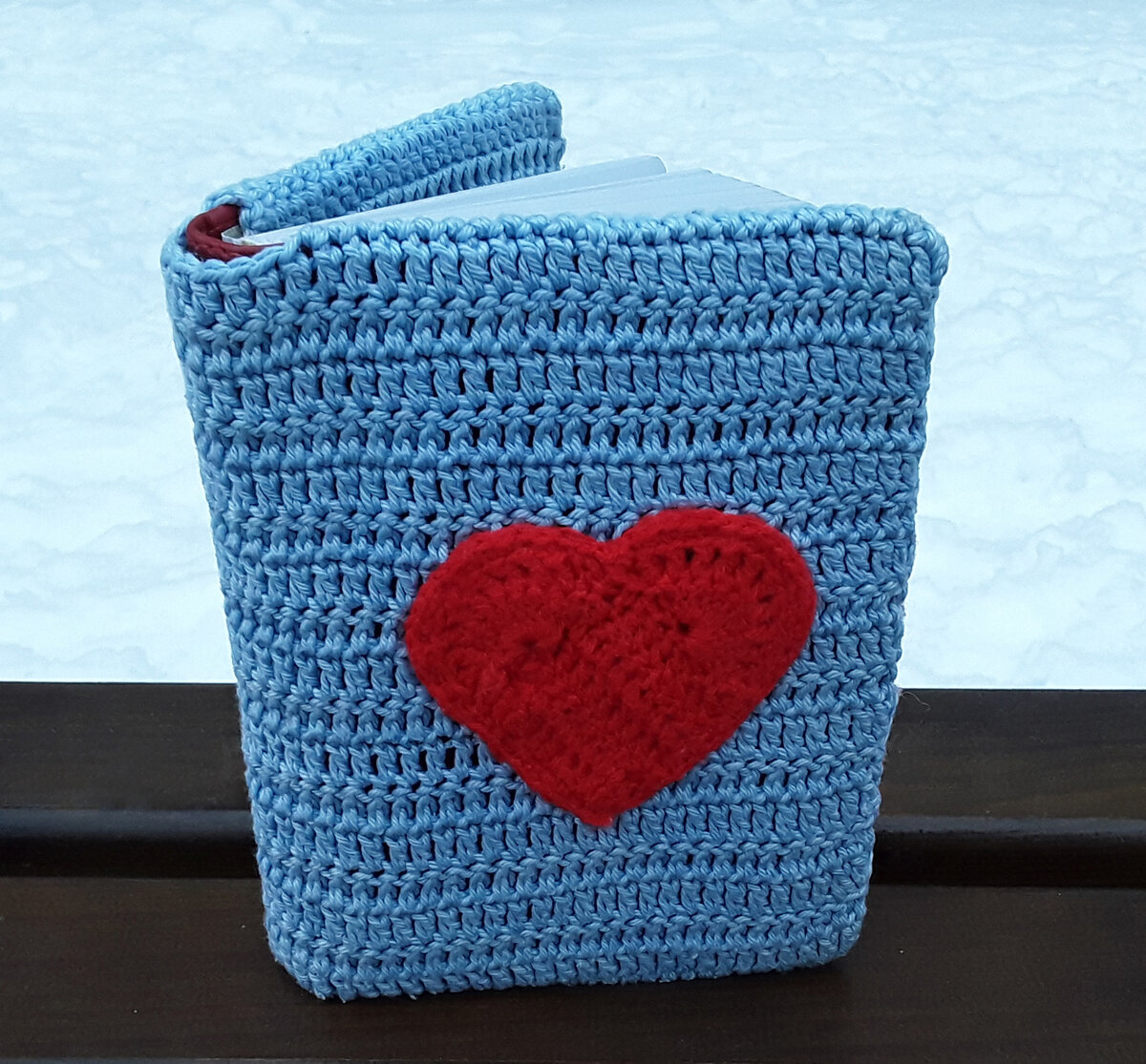 Сердечко аппликацию можно пришить на вязаную обложку для книги и получится оригинальное оформление Валентинки. 