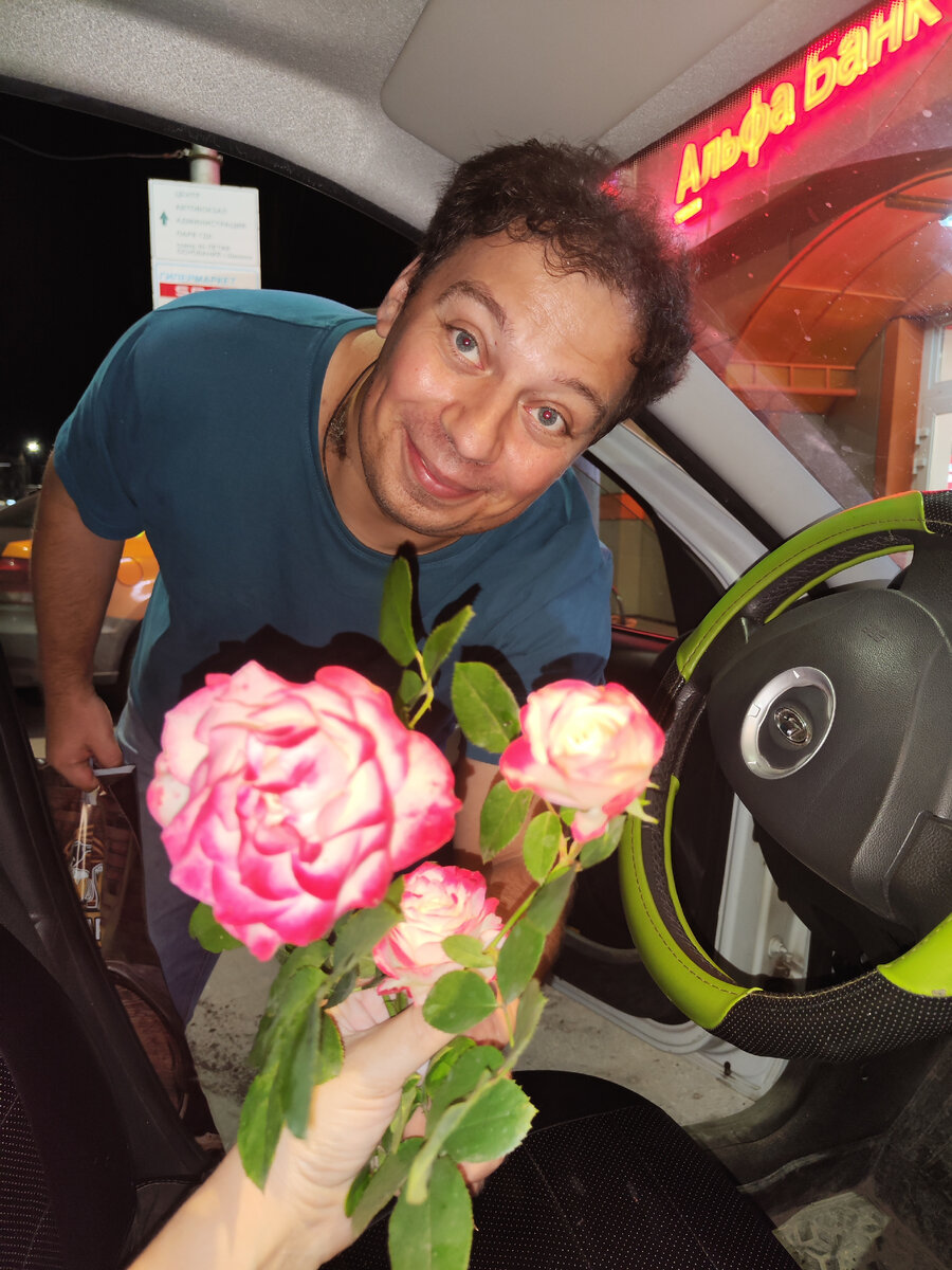 В этом году мы купили дачу . Начали с малого посадили цветочки и не поверите вот первые радости. Они цветут и радуют нашу семью. Моя любимая любит разные цветы, даже поливые, но а розы само собой. Эти розы мы купили в магазине хомяк в Туле. В переди ещё много планов и есть много места на нашей даче, чтобы все задуманное превратить в реальность. Мы с супругой всё делаем вместе. Сейчас пошли в фитнес клуб, надо немного побороться с лишним вессом, он конечно особо не напрягает. Но в то же время хочется быть в форме. Если вам будет интересно можете следить за нашими успехами. Будем все публиковать на Дзене.