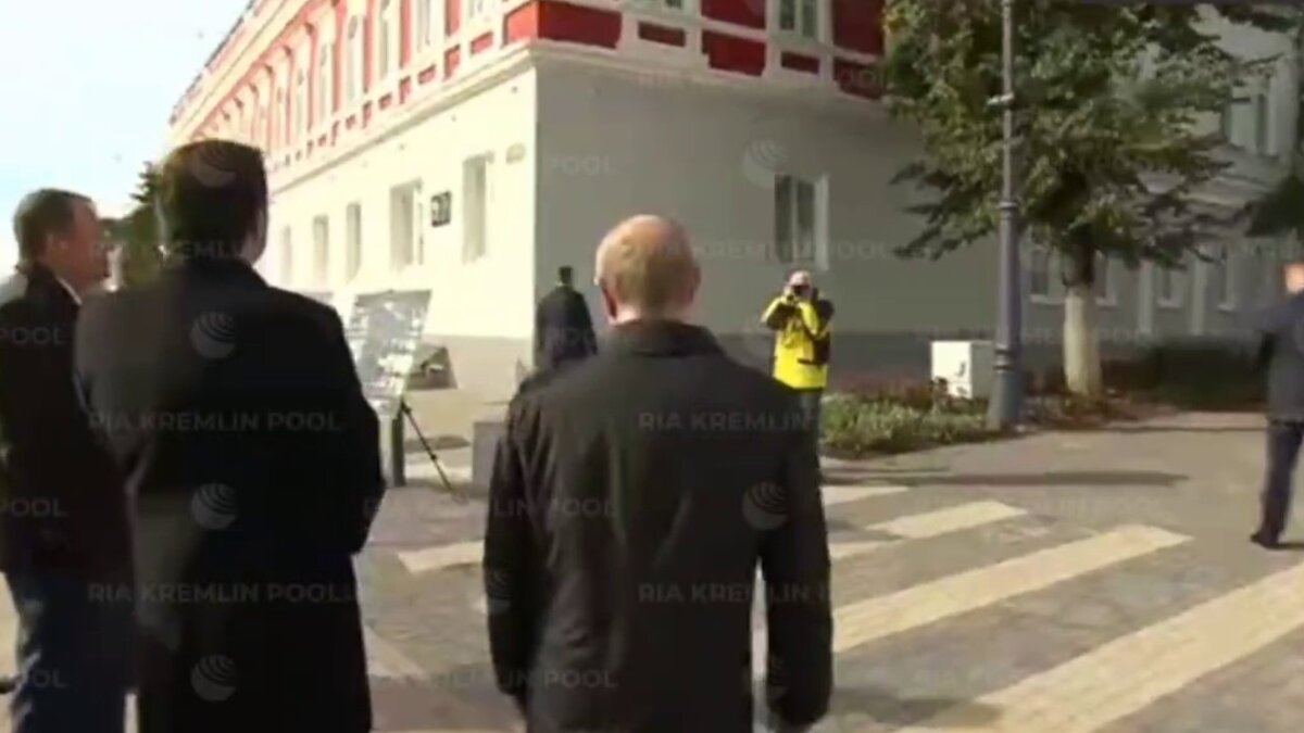     Губернатор Нижегородской области Глеб Никитин перепутал колледжи в Арзамасе во время визита Владимира Путина в регион. Видео опубликовал Telegram-канал RIA_Kremlinpool.