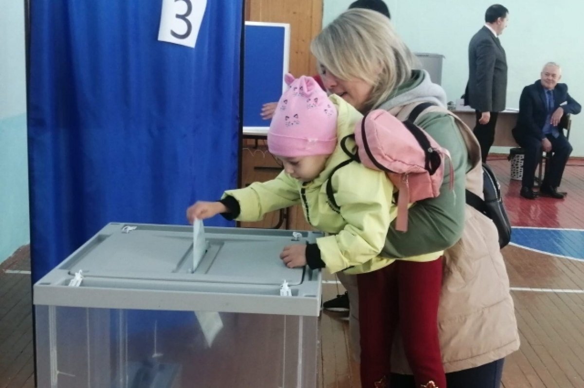    Традиционно голосовать приходят семьями.