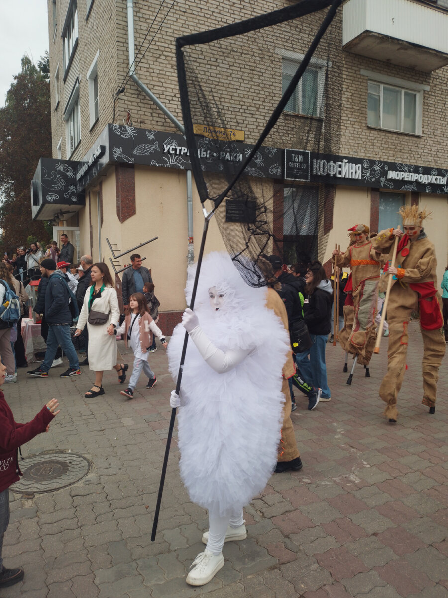 Нашему городу -877, но он  как всегда молод, красив, хорош собой, да ещё в в полном расцвете сил, радует своих жителей и гостей, историческими  памятниками, итересными музеями, замечательными...-52