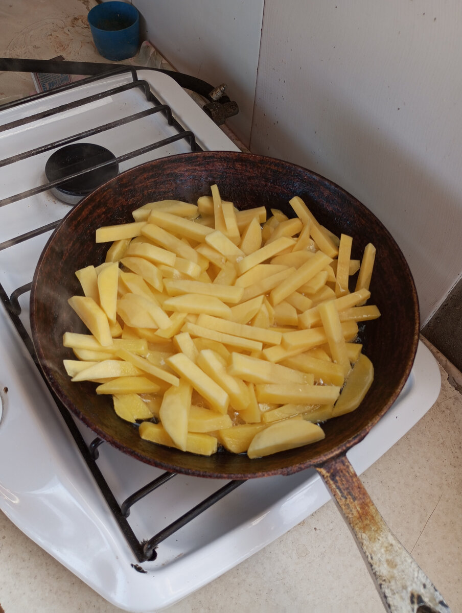 Фото автора. Жареная картошка в чугунной сковороде это блаженство! 