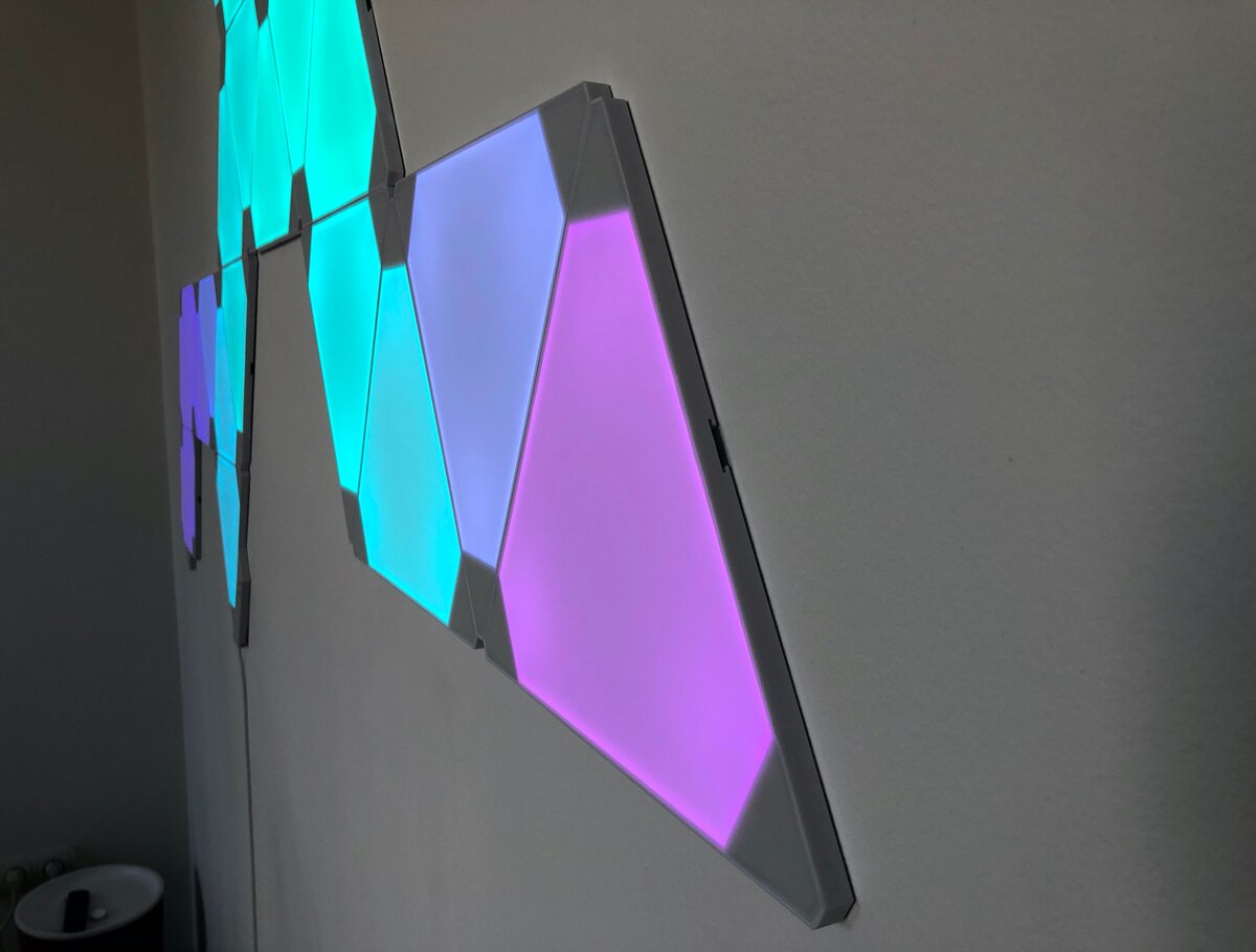 Очень тонкая и совсем не греется.