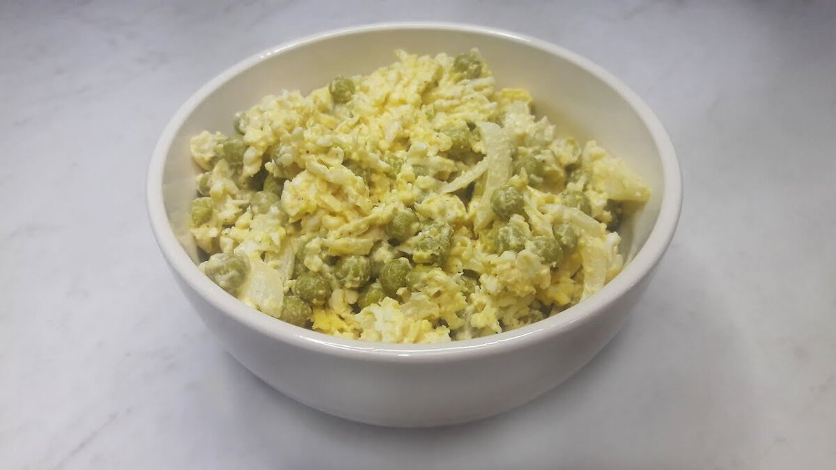 Вкусный и быстрый в приготовлении салат "Чайка". Несмотря на простоту и небольшое количество ингредиентов, салат  имеет достаточно оригинальный вкус. Замечательный простой салат для праздника и в будний день!  