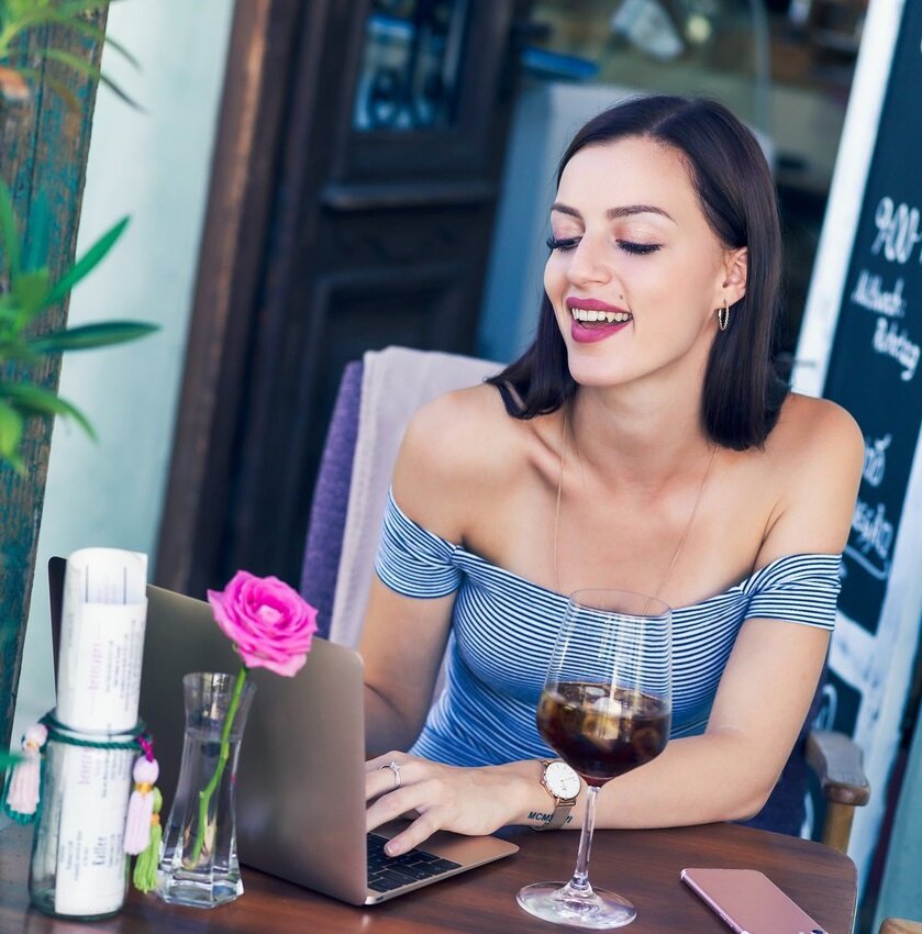 
 ✔ Завлекающий взгляд, азарт в глазах, сексуальность, открытость и приветливость, нестандартное поведение. Большим плюсом станет чувство юмора и использование во время эфира определенных фетишей. Ведь просто сексуальных девушек и без того очень много. А вот сексуальность, которую подчеркнули латексом или игрушкой для взрослых - это уже совсем другая история. Опытные девушки вызывают интерес у клиентов своими шоу и рекламой. При этом в эфире можно рекламировать не только себя как модель, но и аксессуары, которые были использованы.
