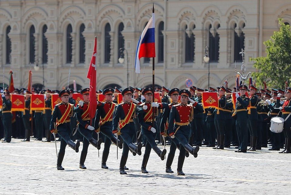Почетный караул выносит знамя победы