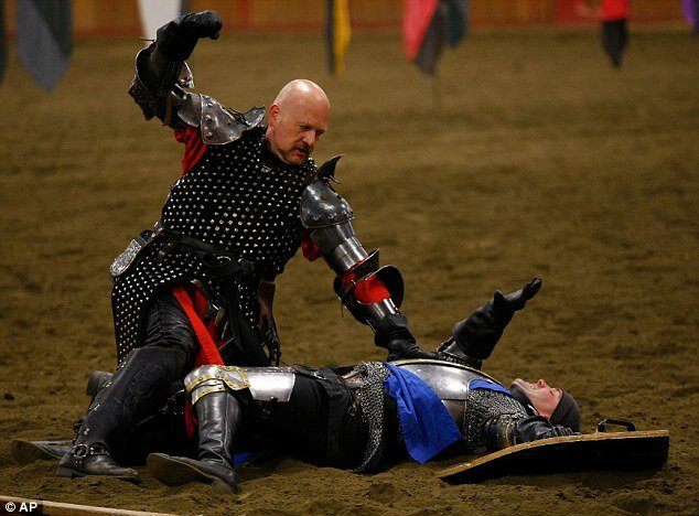 Картинка отсюда https://thefencingtimes.wordpress.com/2014/10/07/about-real-fight/