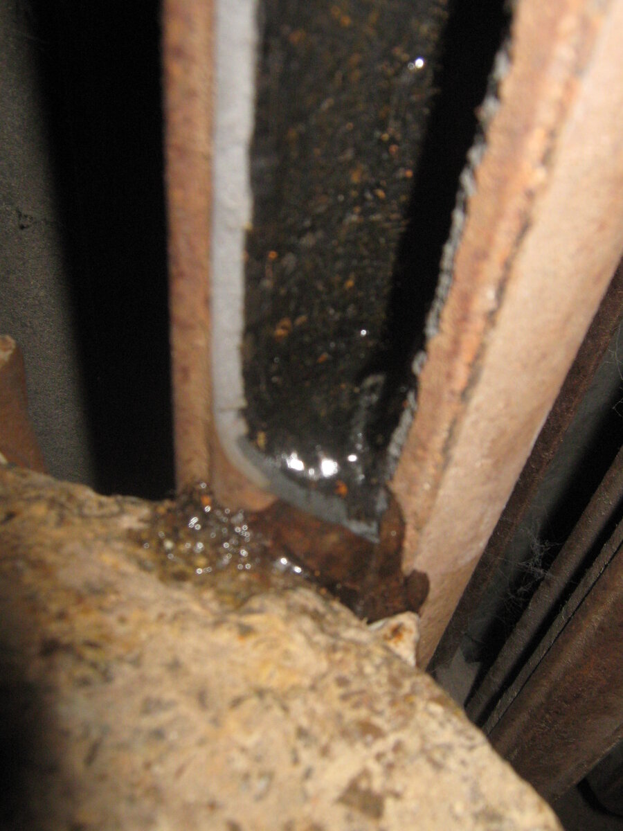 Лопнувшая от мороза чугунная батарея