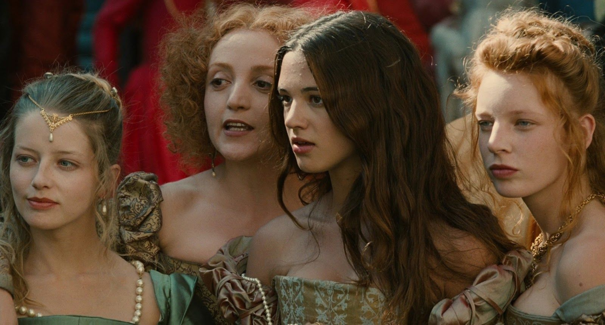 так могли одеваться сестры Эстре - дочери Ла Бурдезьер. Кадр из фильма "Королева Марго". 