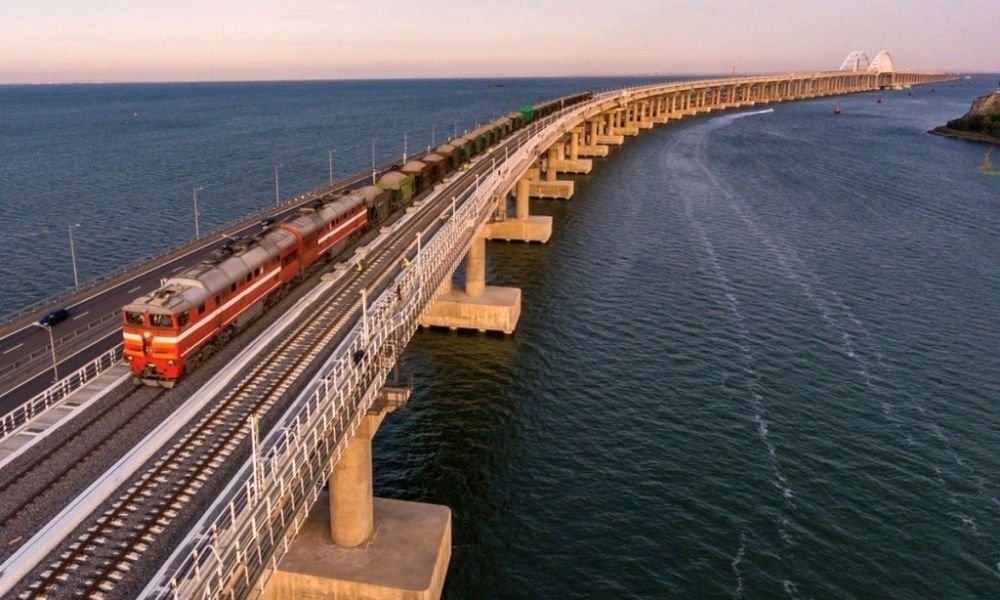 Грузовой состав идет по Крымскому мосту. Фото: anapa.media