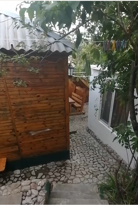 Свой дворик, всё расположилось на 1 сотке.