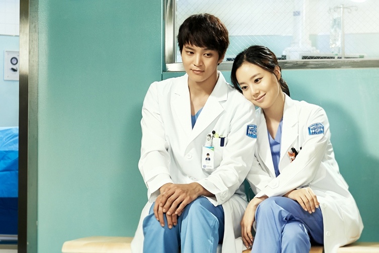 Потрясающая дорама. Для меня она открыла новые грани именно азиатских дорам. Интересная, в чём-то добрая, в чём-то грубая или властная. Но я всё равно советовал бы к просмотру, особенно если вам нравится жанр Медицина.