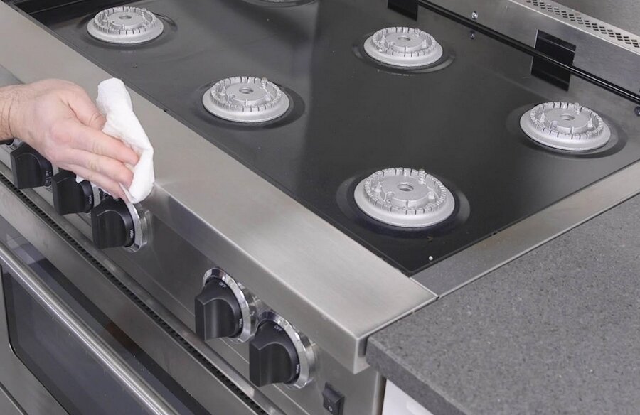 Чистка плиты и старая зубная щетка