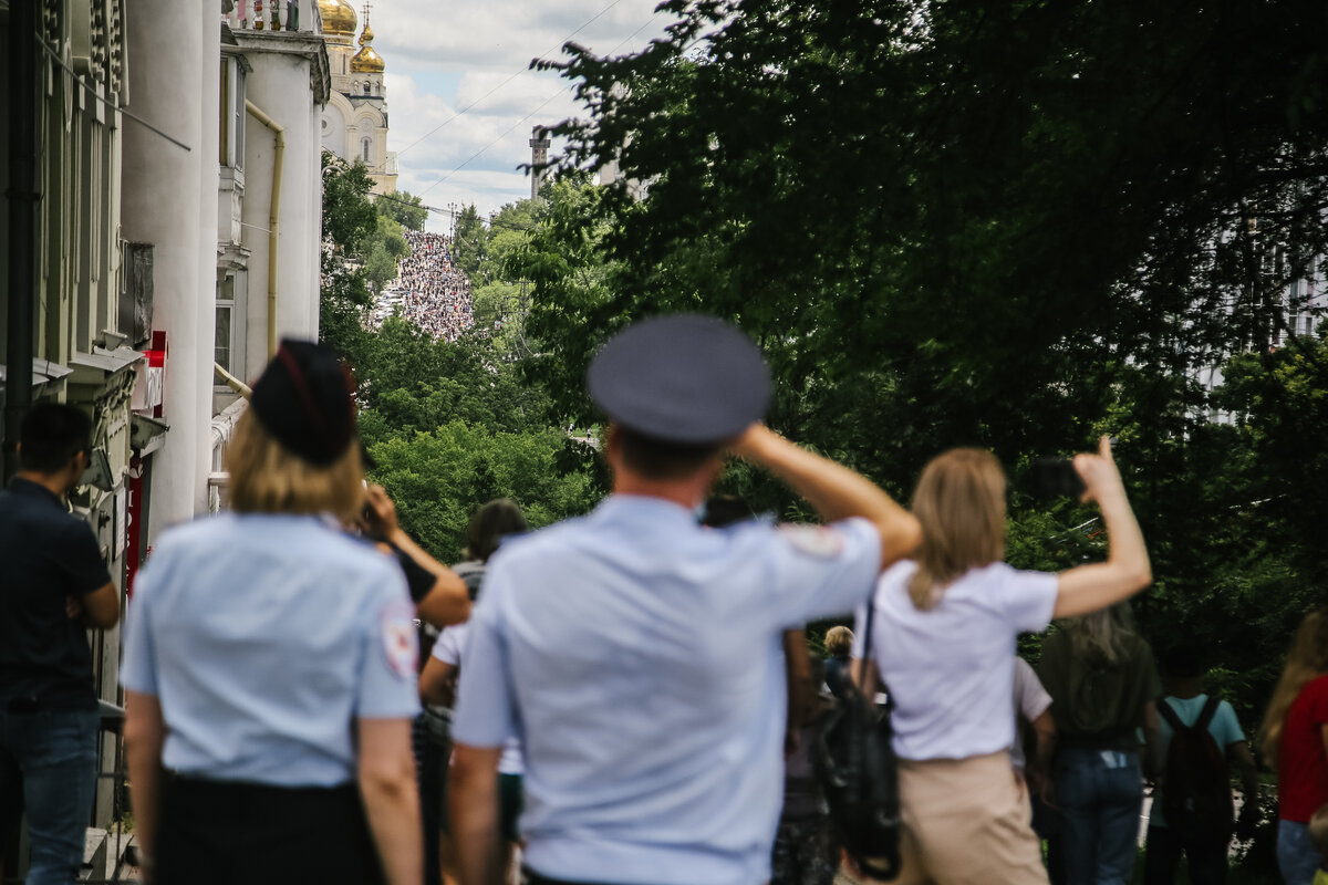 Калонна виднеется вдалеке на другой горе. 11 июля 2020. Фото: Александр Колбин.