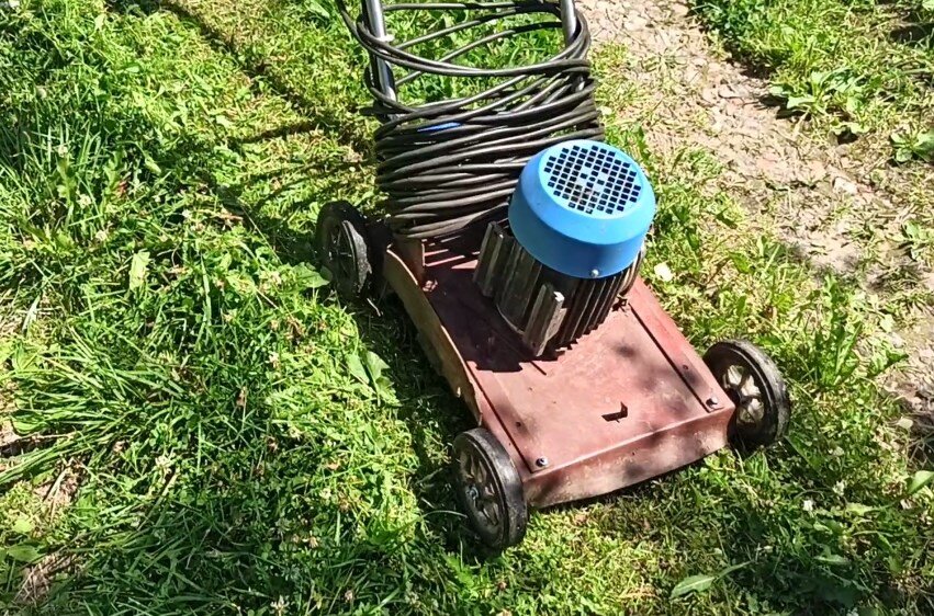 Газонокосилка в действии