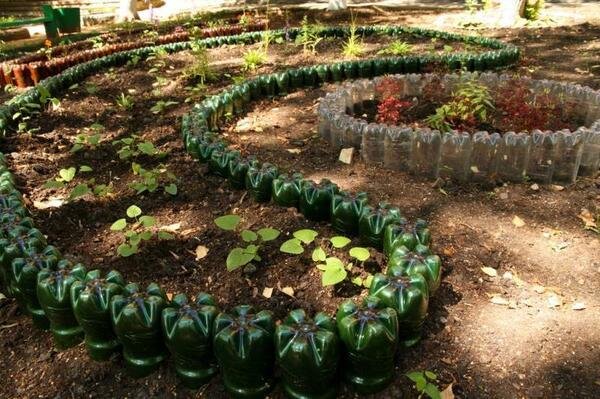 Украшение любимого сада с помощью пластиковых бутылок
