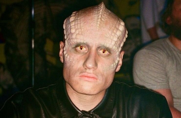 Никита Кукушкин в роли рептилоида. Кадр из клипа «Сердце лёд»