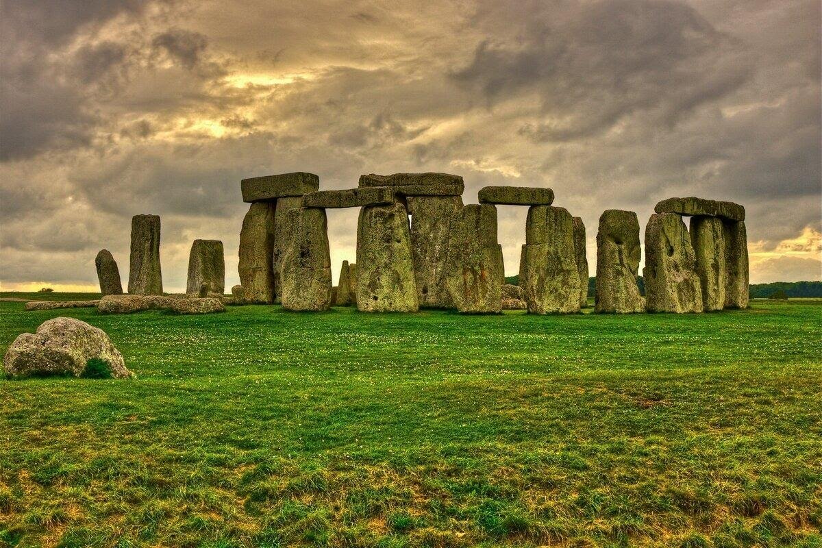 The famous stonehenge. Кромлех Стоунхендж Англия. . Кромлех Стоунхендж в Великобритании. Стоунхендж Уилтшир Великобритания. Мегалитические сооружения Стоунхендж.