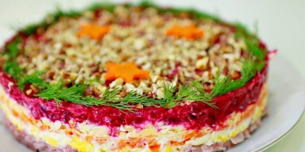 Салат ,,Генерал,, выглядит невероятно аппетитно и ярко.