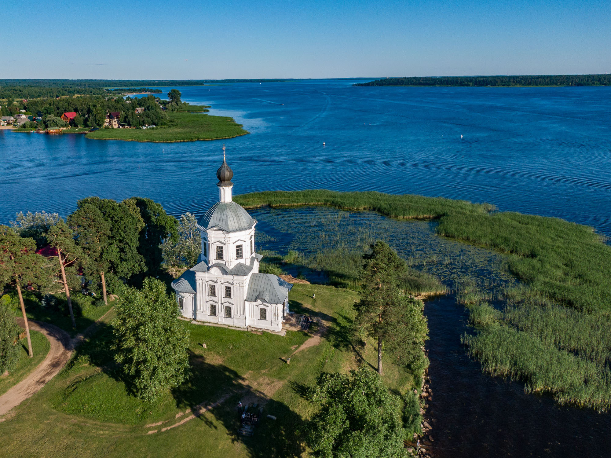 остров с церковью