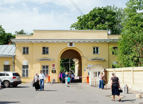 Главный вход на Смоленское кладбище