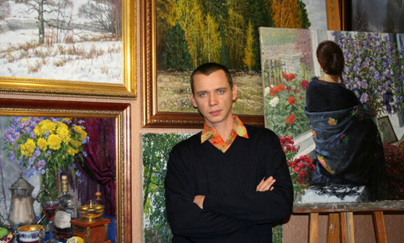 Художник Евгений Муковнин на фоне своих картин.